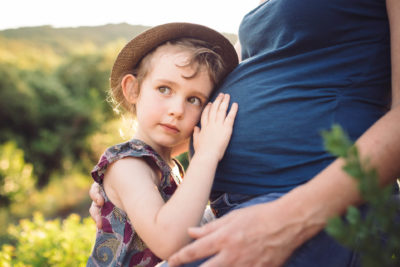 On écoute ce qu’il ce passe à l’intérieur photographe enfant valros studio graou