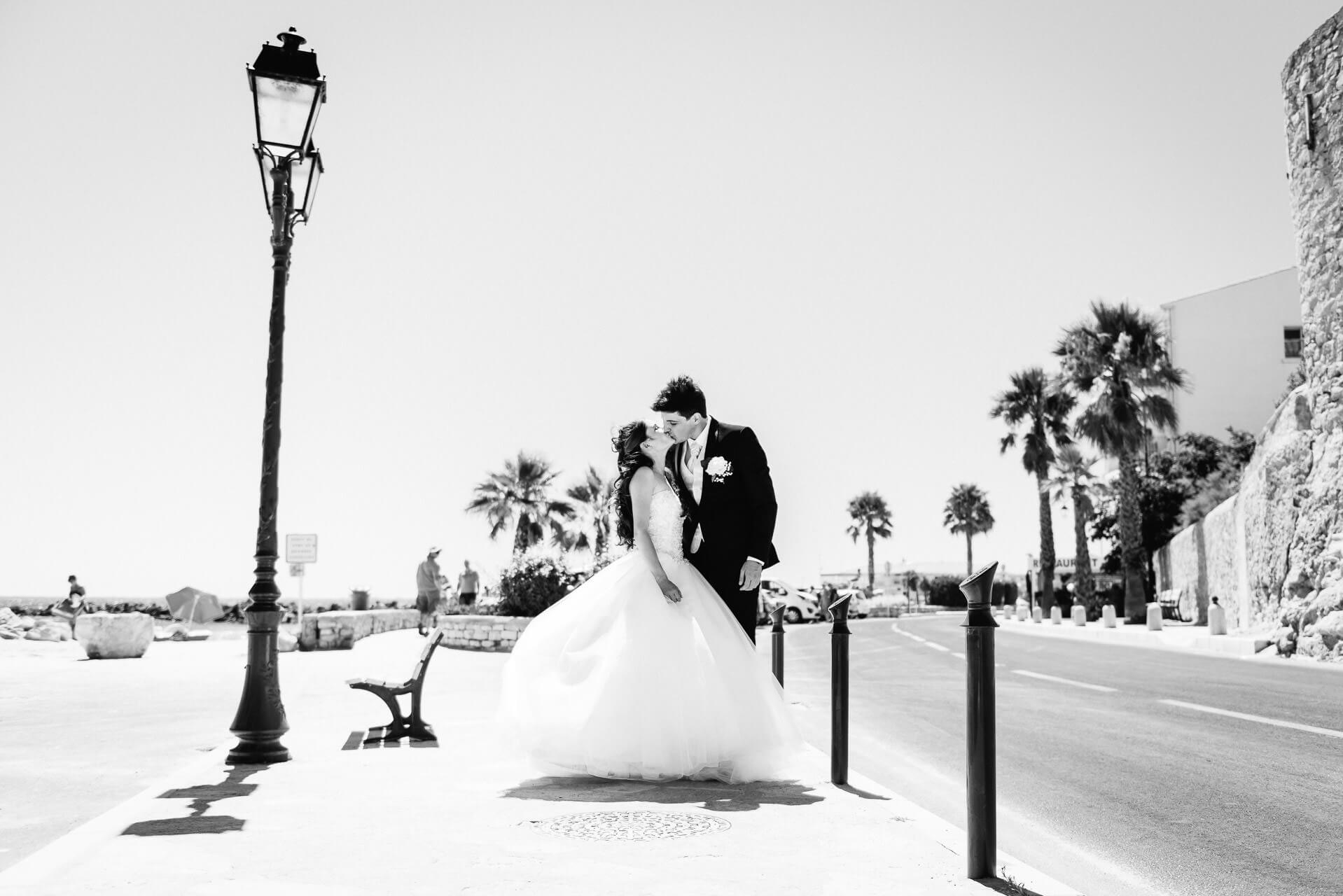Dans les rues de Mèze shooting trash the dress photographe mariage herault studio graou