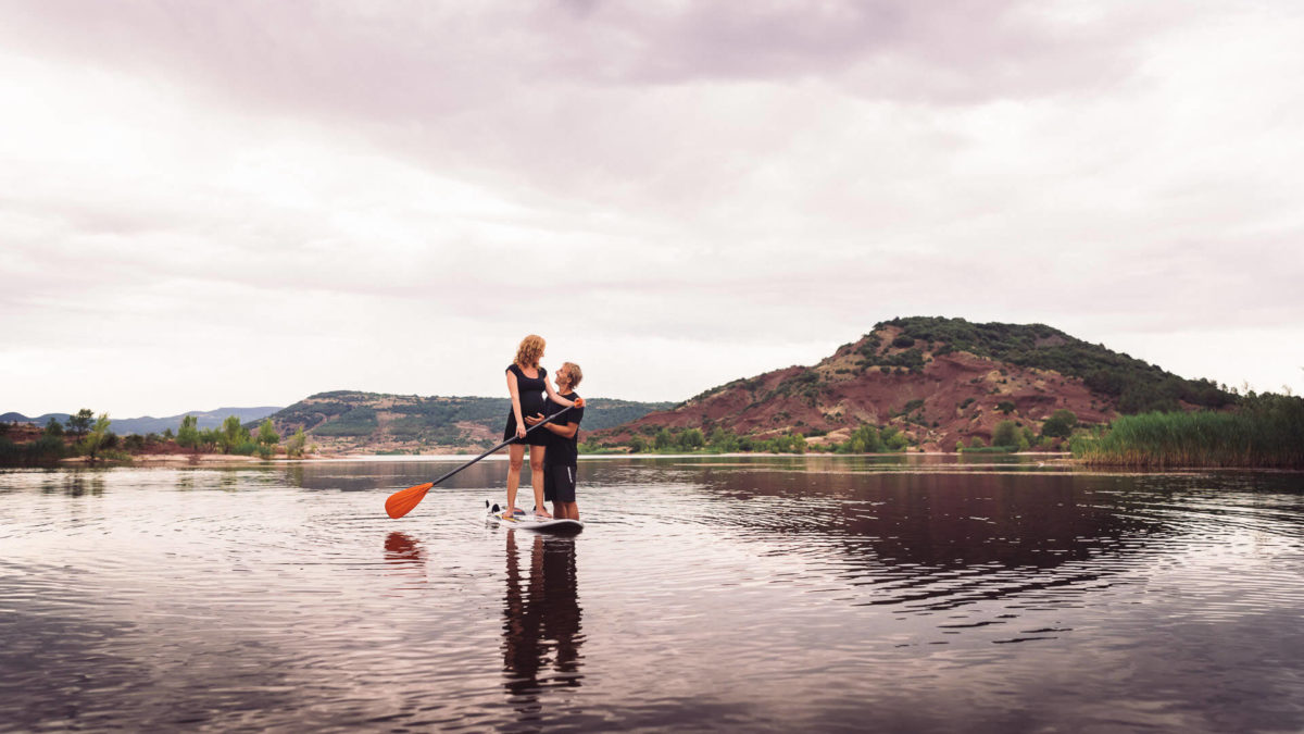 Séance photo grossesse au Lac du Salagou photo grossesse exterieur lac du salagou paddle