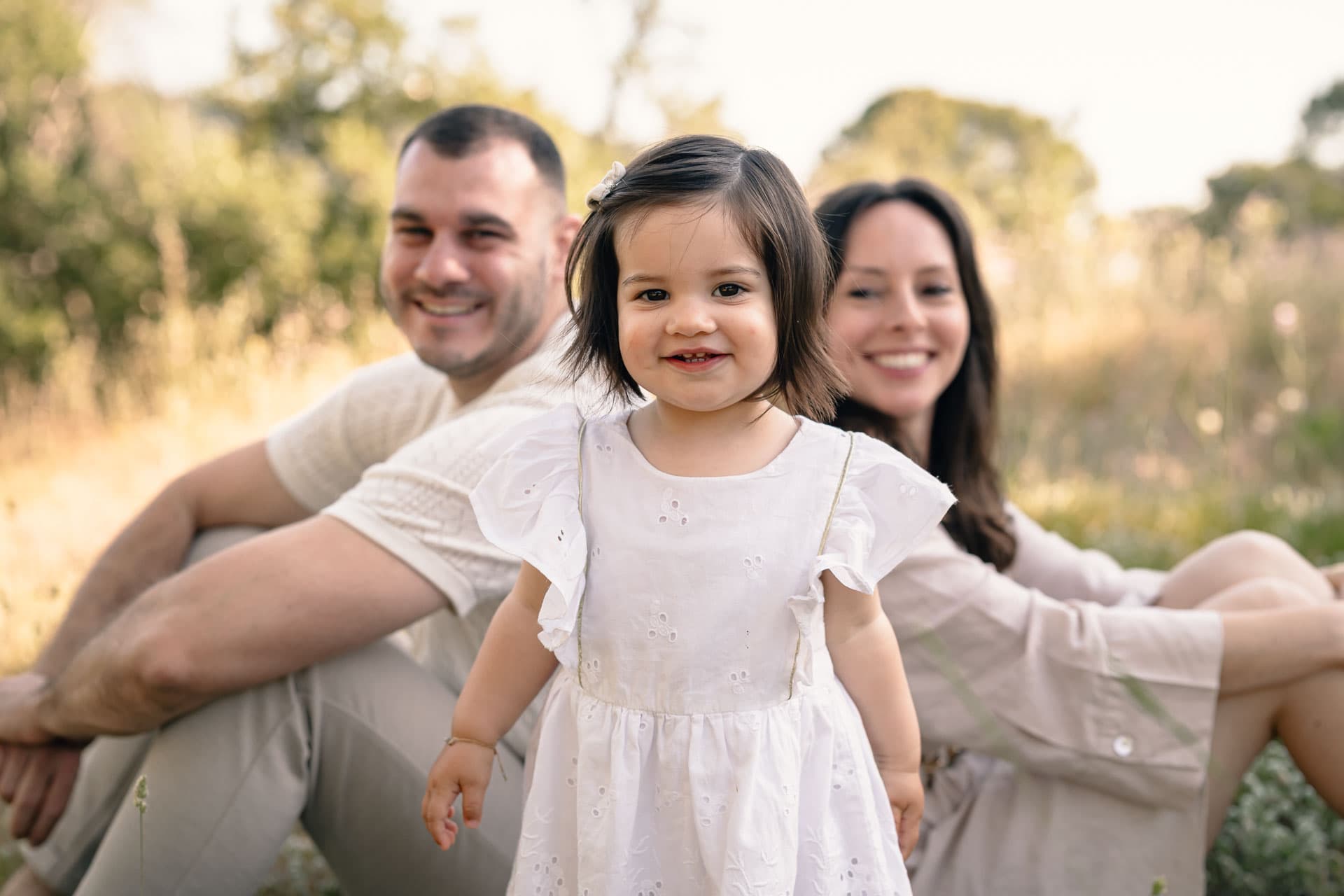 séance photo en famille avec un enfant bas age en foret a agde